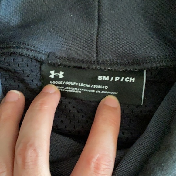 Loose fitting Under Armour top - Picture 4 of 6